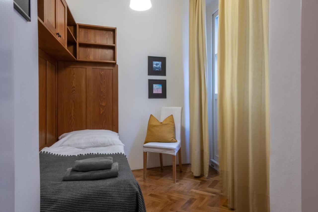 Apartman Carolinum Praga Exterior foto